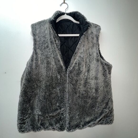 Quilted Black Vest with Faux Fur Lining Medium Pockets (Possibly Reversible) - Picture 3 of 9
